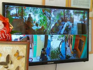 a television screen with a picture of a restaurant at Aquing's Place in El Nido