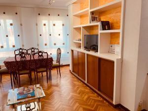 a kitchen and dining room with a table and chairs at La Florida 43 in Soria