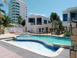 a large swimming pool in front of a building at Hotel Portoalegre in Coveñas
