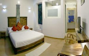 un dormitorio con una cama en una habitación en Hotel Zorba Inn, en Kolhapur