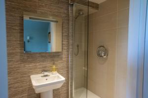 a bathroom with a sink and a shower at Windlestraw Guesthouse in Walkerburn +28 photos