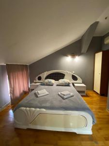ein Schlafzimmer mit einem großen weißen Bett in einem Zimmer in der Unterkunft Готель Даніель in Mukatschewo