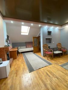 ein großes Wohnzimmer mit Sofa und Tisch in der Unterkunft Готель Даніель in Mukatschewo