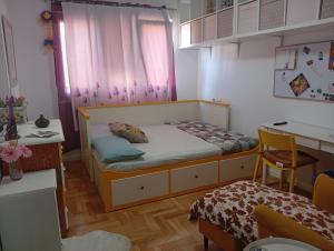 a small bedroom with a bed and a desk at Ka'Luzy in Santa Ana +11 photos