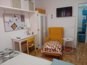 a small room with a desk and two chairs at Ka'Luzy in Santa Ana