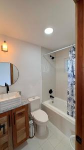 a bathroom with a toilet and a sink and a tub at Altos de Santa Catalina in Soná