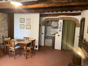 a kitchen and dining room with a table and chairs at Finestra sulla Val D'Orcia in Campiglia dʼOrcia