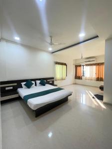 a bedroom with a large bed in a room at Blue Diamond Dapoli in Murūd