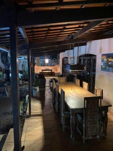 a dining room with a wooden table and chairs at Taverna do Paraiso in Janga