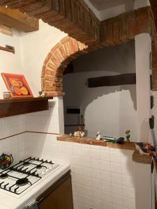 a kitchen with a stove top oven in a kitchen at Finestra sulla Val D'Orcia in Campiglia dʼOrcia