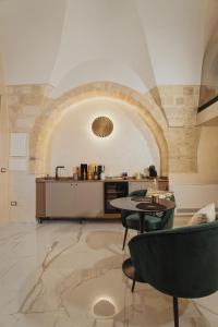a kitchen with a table and chairs in a room at Golden Suite in Stornarella