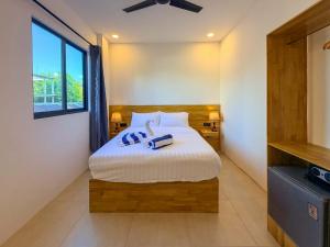 a bedroom with a bed with blue towels on it at Hiraya Guesthouse in Ukulhas