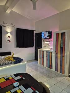 a living room with a room with a tv and a couch at Studio Samba in Saly Portudal