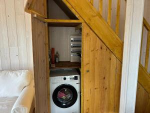a washer and dryer in a tiny house at Chalet Ali Vue panoramique in Le Castellet