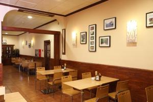 une salle à manger avec des tables et des chaises dans un restaurant dans l'établissement Hotel Ciudad Pozo Alcón, à Pozo Alcón