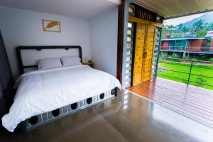 Postel nebo postele na pokoji v ubytování Baan Boom Boxes Eco Friendly Resort + 37 fotografií