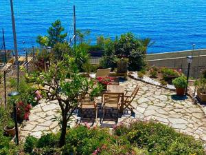 a patio with a table and chairs and the ocean at Casa di Arianna alle Cinque Terre in Corniglia