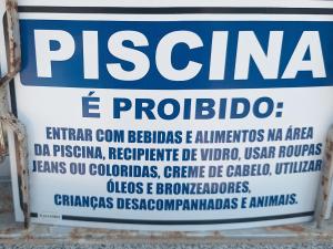 a sign on the side of a building at Pousada Recanto Vo da Maria com Piscina a 440mt da praia in Pontal do Paraná