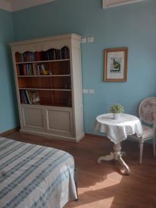 a bedroom with a book shelf and a table and a bed at Casa di Arianna alle Cinque Terre in Corniglia