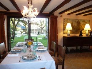 a dining room with a table and a chandelier at Le Relais de la Tour in La Chaussée-Saint-Victor