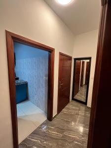 an empty room with a door and a mirror at Maison Sika in Zogbégan