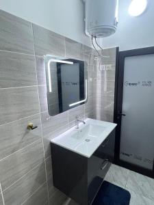 a bathroom with a sink and a mirror at Maison Sika in Zogbégan