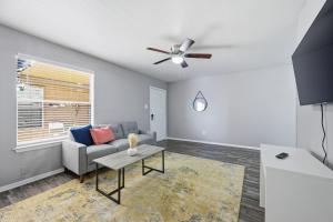 a living room with a couch and a ceiling fan at Great 1BR Mid-Term Apartment in Denton