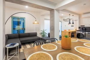 a living room with a couch and a table at Villa Belafonte in Câmara de Lobos