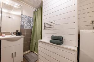 a bathroom with a sink and a shower at Studio plein centre in Aix-les-Bains