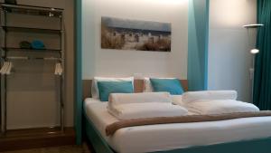 - un canapé blanc dans une chambre aux murs bleus dans l'établissement Bed aan zee Kabine7, à Coxyde
