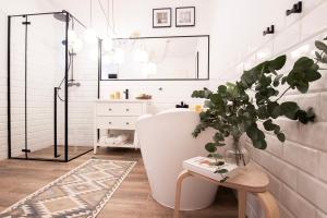 a bathroom with a bath tub and a sink at Ostoya Skalanka KDN in Zwardoń +56 photos