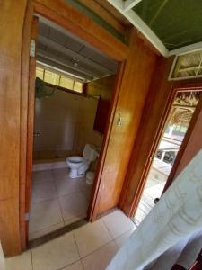 a bathroom with a toilet in a room at Johmer EXPEDITION Lodge in Islas Tinicuro