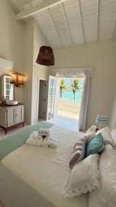a bedroom with a large bed with a view of the beach at Casa Praia Parati in Anchieta