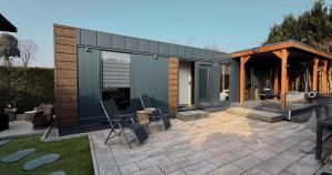 a house with a patio with chairs on it at Maya tempel - De IJsvogel in Voorthuizen