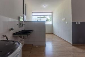 a bathroom with a sink and a window at Apartamento 4 quartos com Wi Fi e Garagem in Pará de Minas +14 photos