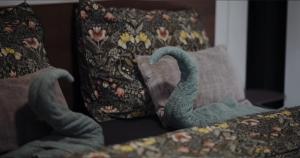 a couch with two swans on it with pillows at Maya tempel - De IJsvogel in Voorthuizen +27 photos
