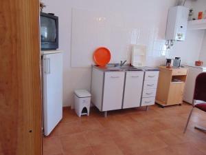 a small kitchen with a sink and a refrigerator at Casa de Campo em Taipa in Coruche