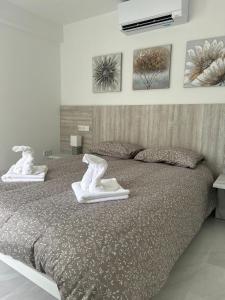 a bedroom with a bed with white shoes on it at Apartamento Blanco Albir in Albir