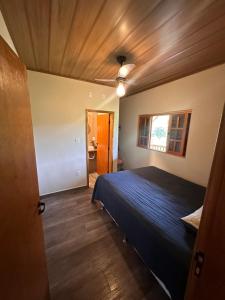 a bedroom with a bed and a window at Recanto do curio in Aparecida