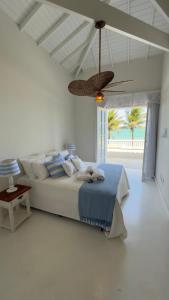 a bedroom with a bed and a chandelier at Casa Praia Parati in Anchieta +26 photos