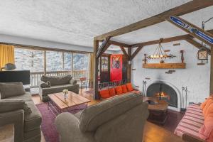 a living room with couches and a fireplace at Smugglers Trove in Cambridge