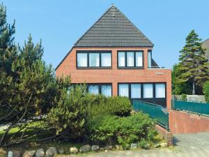 a red brick house with a black roof at Ferienwohnung in Westerland auf Sylt in Westerland