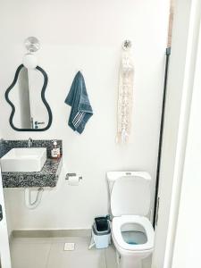 a small bathroom with a toilet and a sink at Casa das Cachoeiras in Botucatu