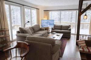 a living room with two couches and a table at Smugglers Trove in Cambridge