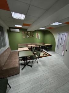 ein Konferenzraum mit Tischen, Stühlen und einer Couch in der Unterkunft Ethno Hostel in Chişinău