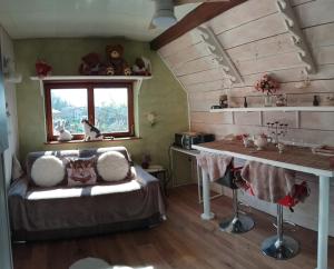 a room with a couch and a table in a tiny house at Chambre cosy in Buhl