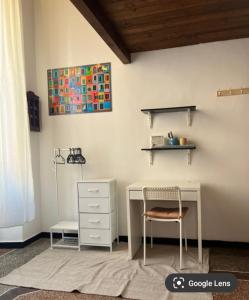 a desk and a chair in a room at Casa sulla spiaggia in Genoa