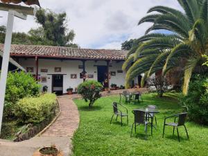 ein Haus mit Stühlen und einem Tisch im Hof in der Unterkunft die sonne in Estación El Salto