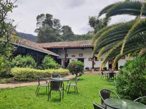 ein Hof mit Stühlen und Tischen und ein Gebäude in der Unterkunft die sonne in Estación El Salto + 15 Fotos
