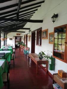 ein Esszimmer mit Tischen und grünen Tischen in der Unterkunft die sonne in Estación El Salto